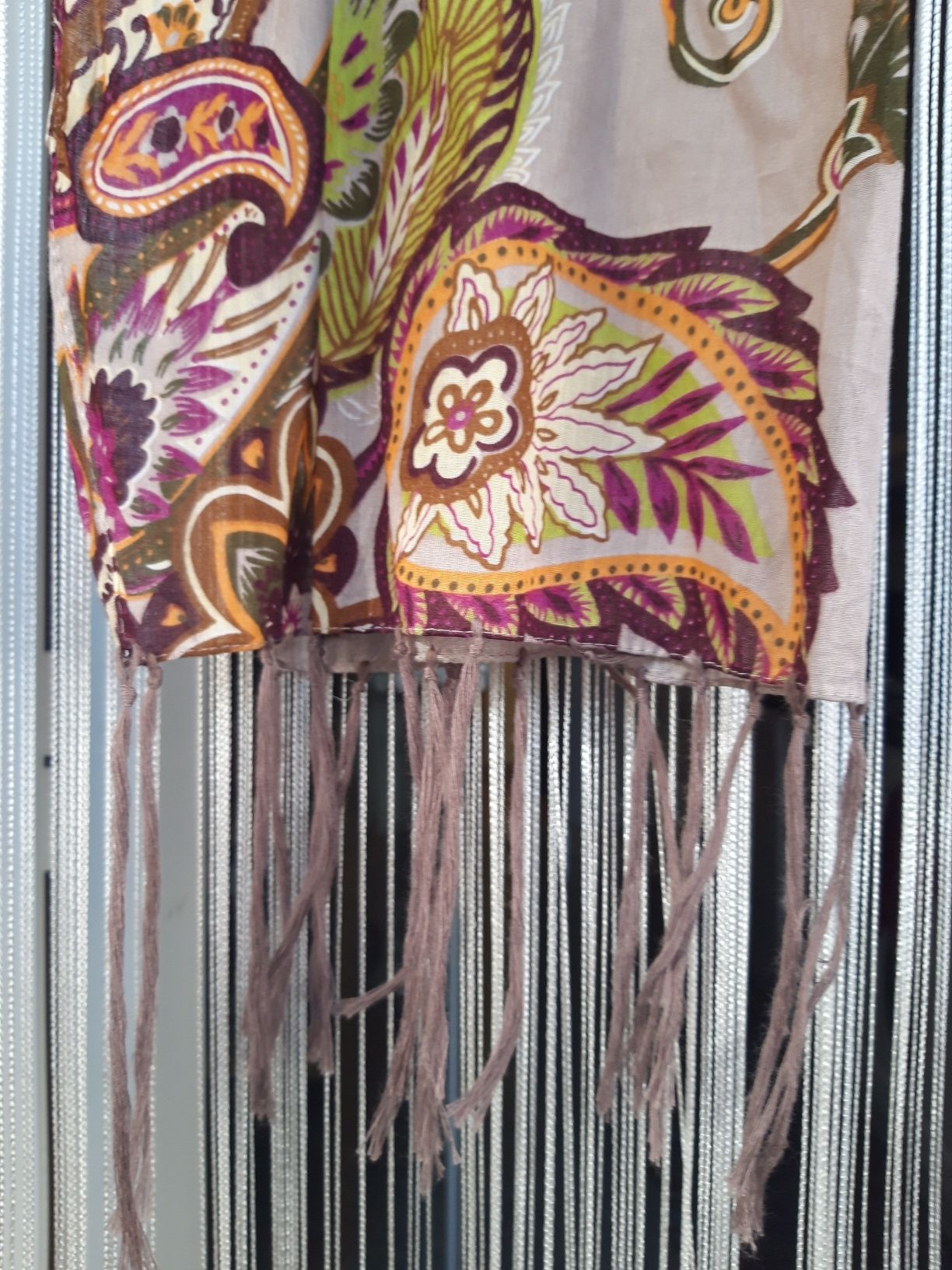 Écharpe 100% algodão com padrão floral de tons arroxeados