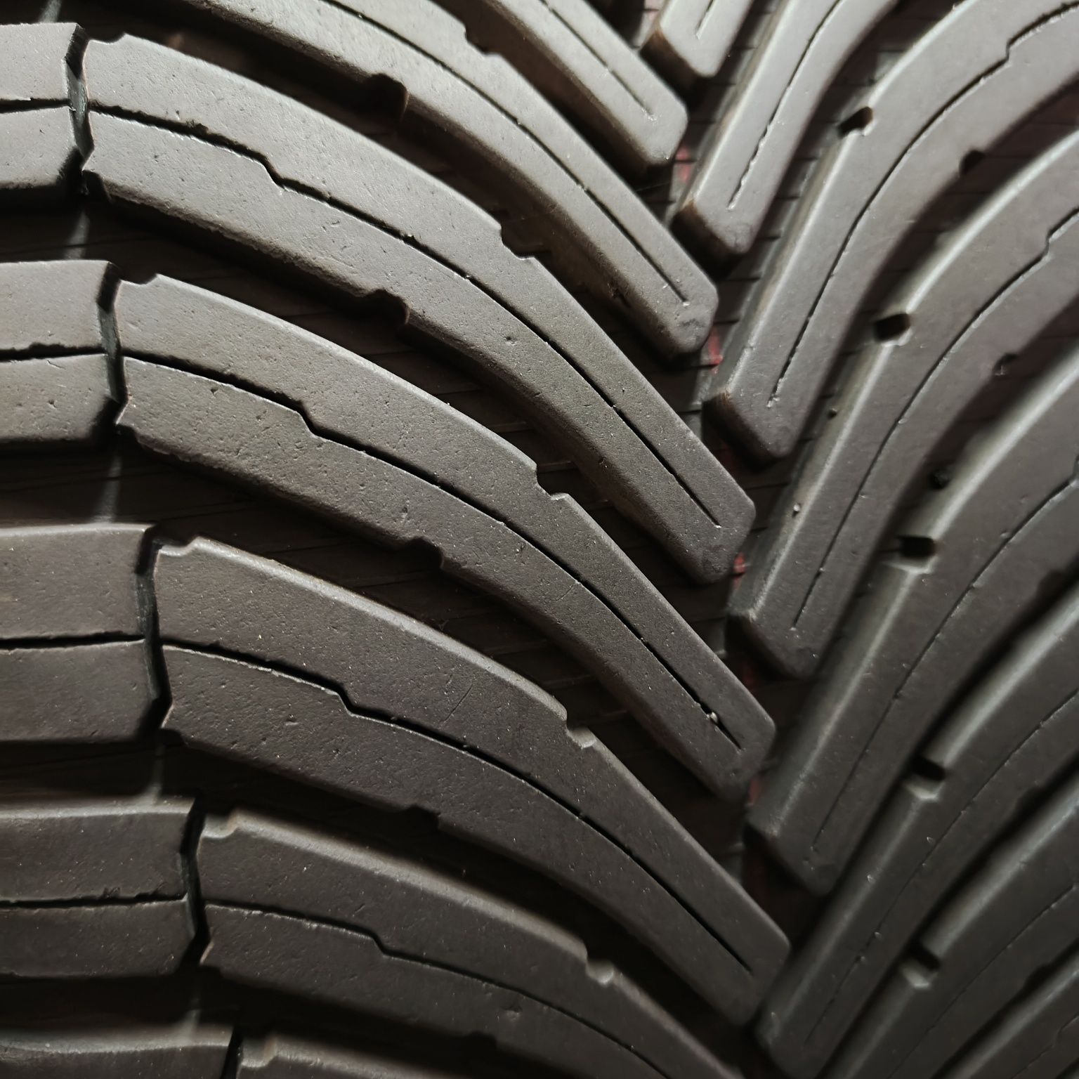 225/45/17 XL Sprzedam komplet opon całorocznych Bridgestone