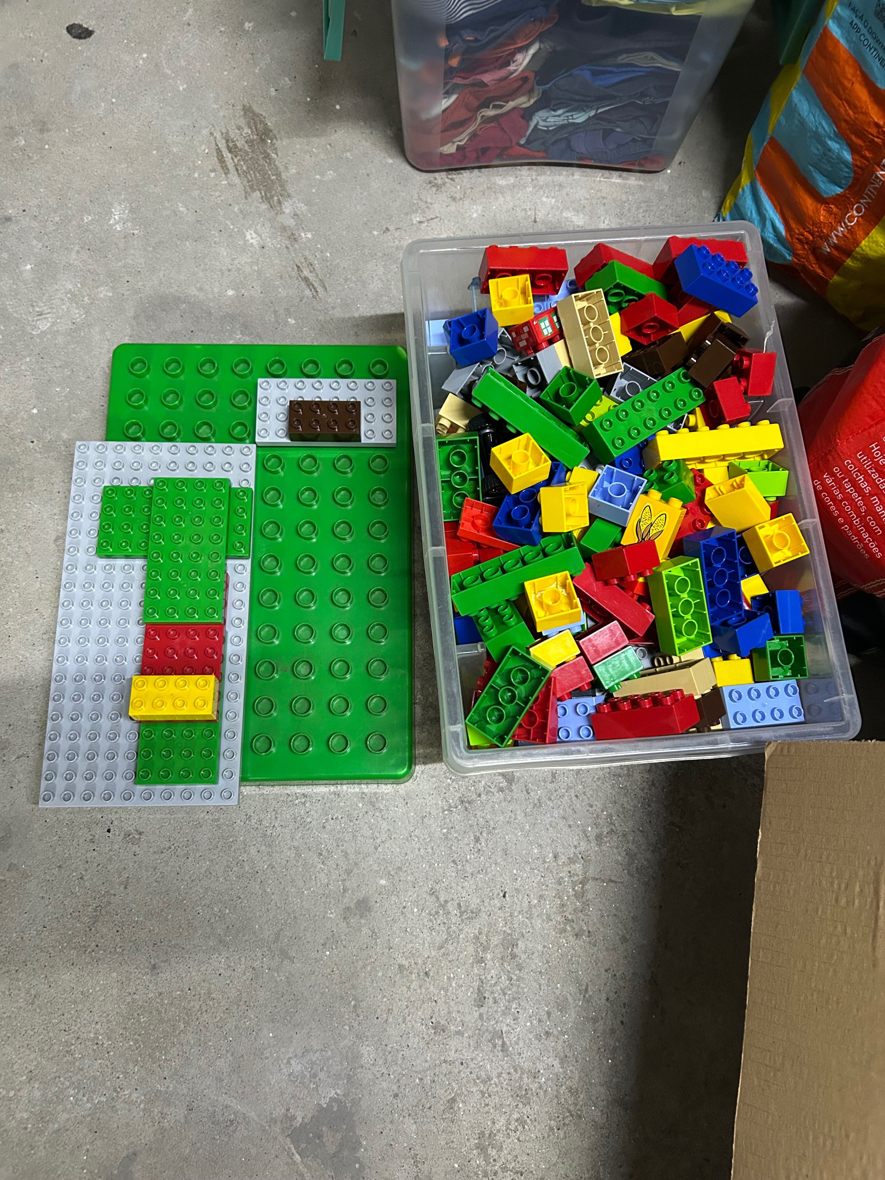 Caixa de Legos, tampa serve de base. Original.