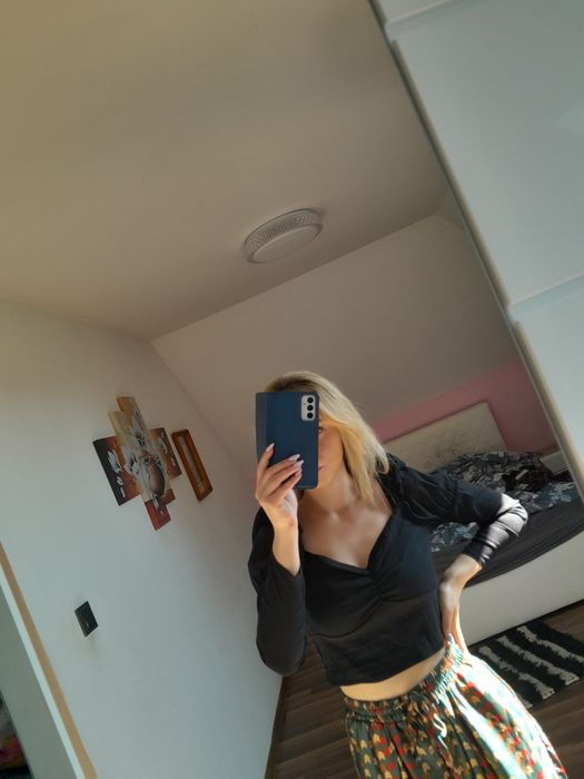 Bluzka crop top dekolt marszczoną bufiaste rękawy s m bawełna