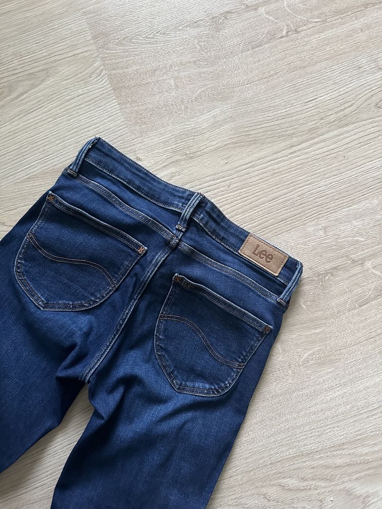 Spodnie jeansowe damskie granatowe Lee Scarlett Cropped W26 L33