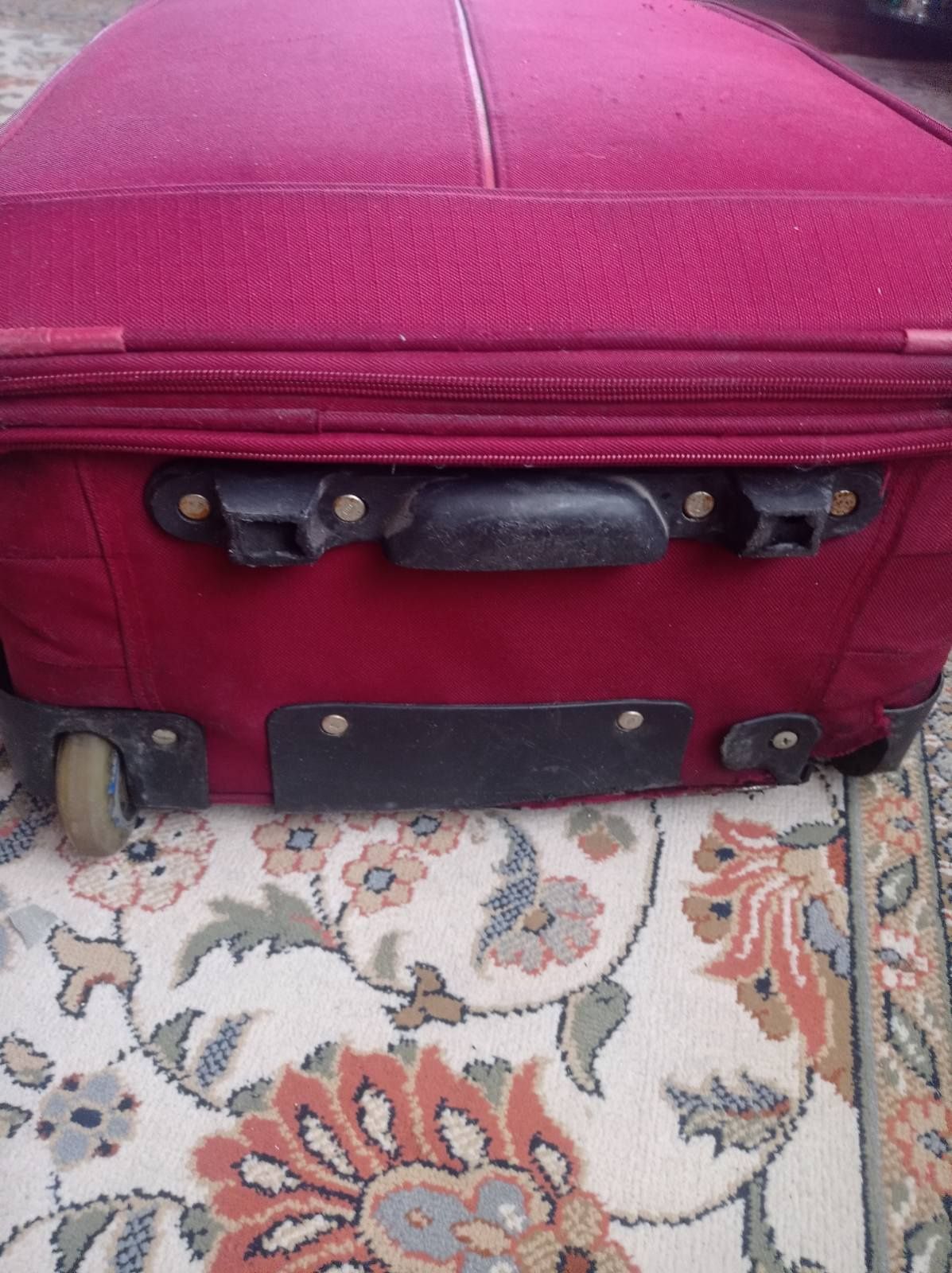 Продам чемодан красный