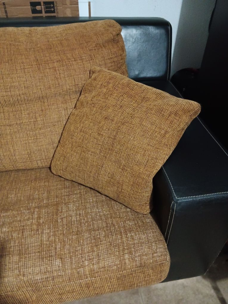Excelente Sofa, braços em pele e almofadas com fecho.