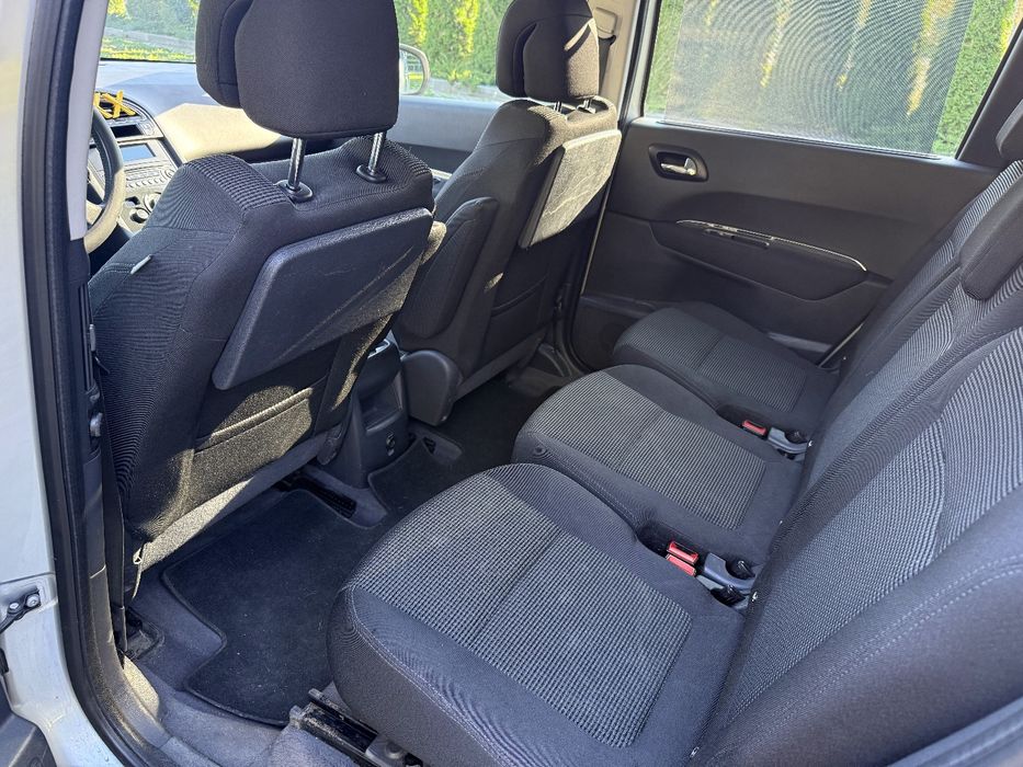 Продам Peugeot 5008 1.6 hdi 2010 дизель