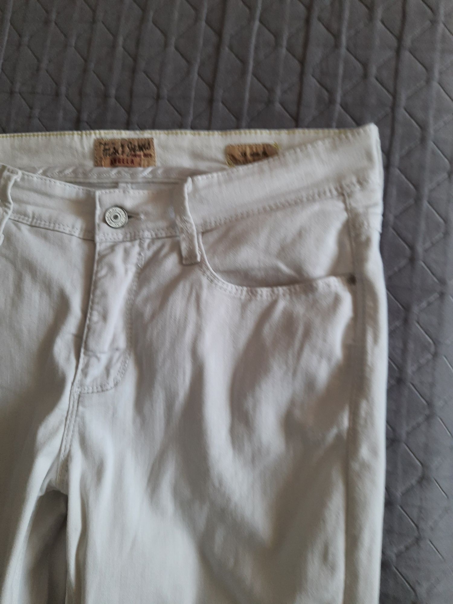 Białe dlugie spodnie