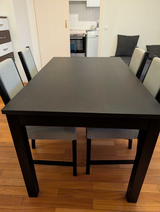 Mesa extensível Nasinge e cadeiras