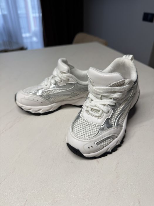 Дитячі кросівки Zara