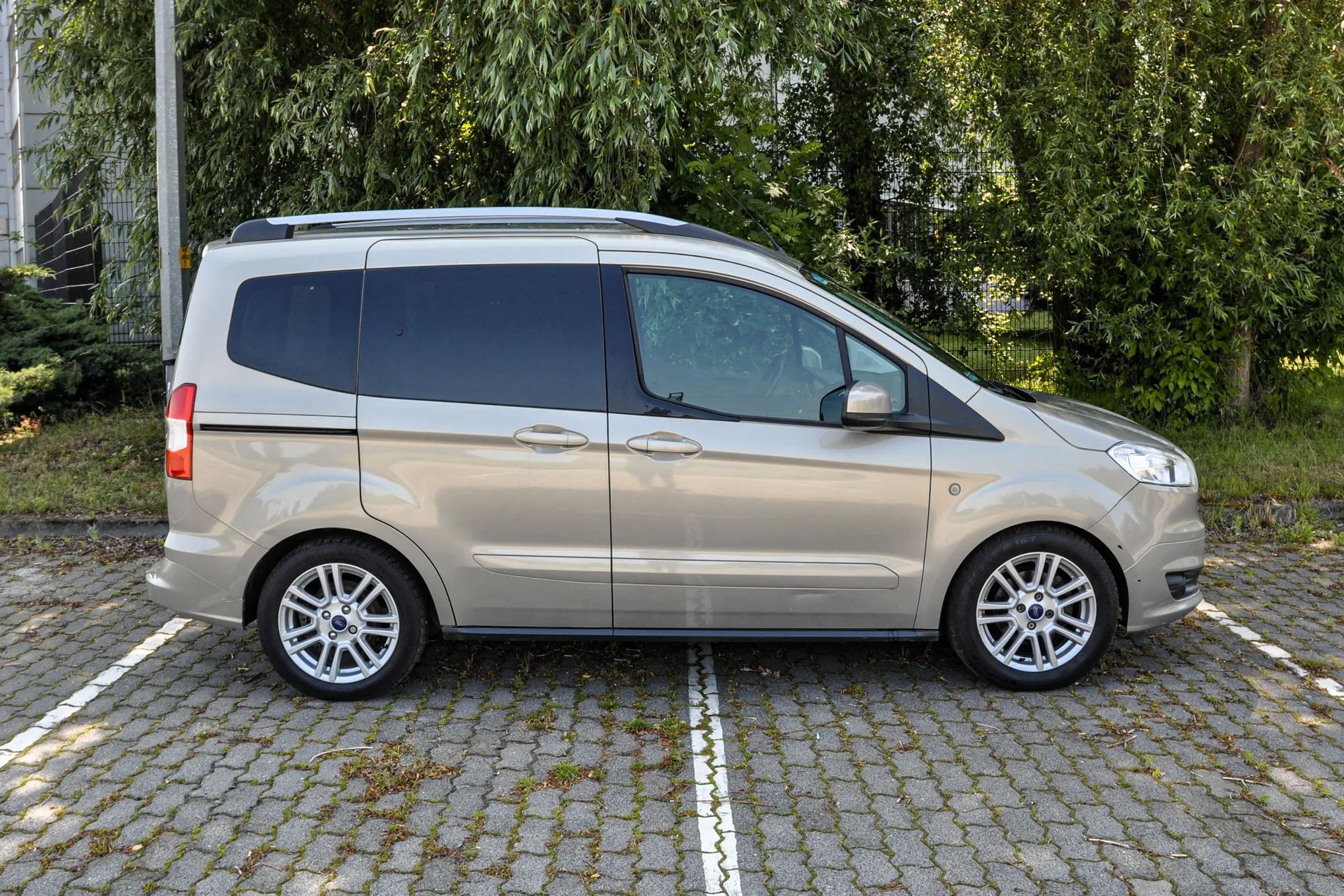 Ford Tourneo Courier Salon PL 2016 r.