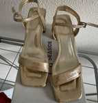Vendo sapatos dourados