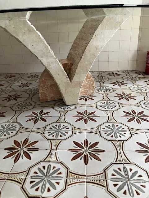 Mesa de jantar circular com tampo de vidro e base, 190 cm de diâmetro.