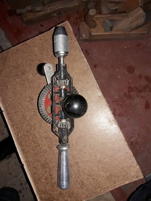 Продаю ручную дрель .