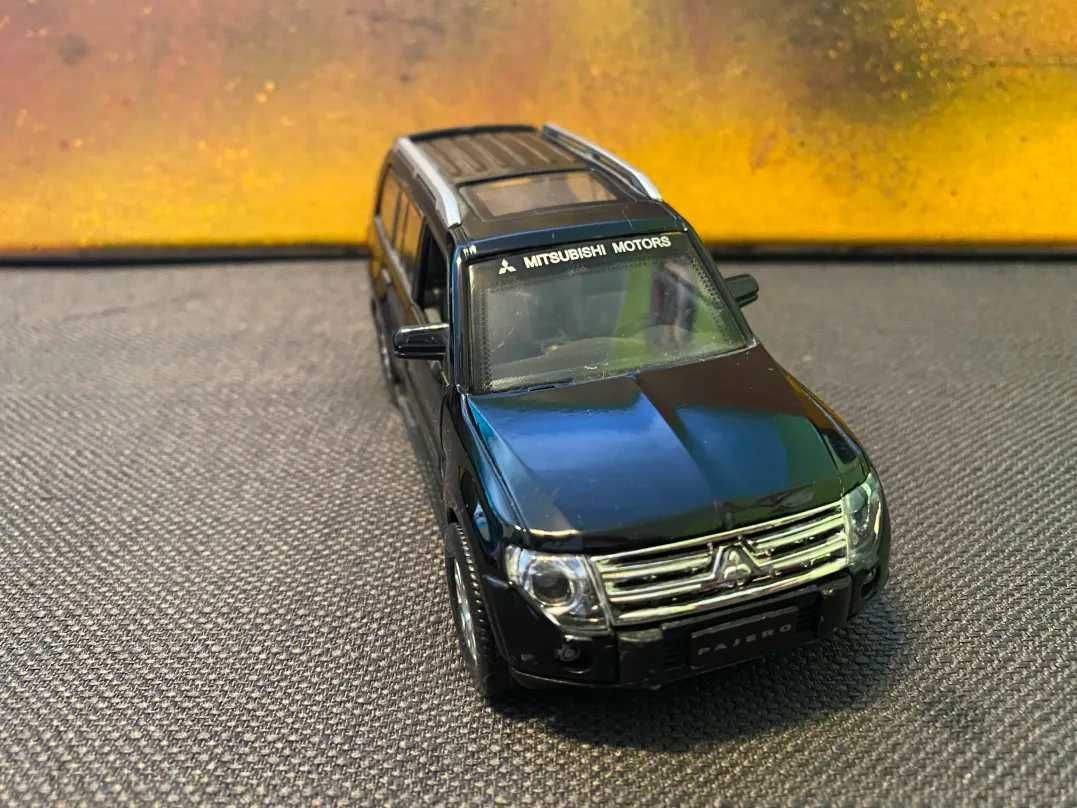 Model / Resorak Mitsubishi Pajero (1999) 1:32 - Uni-Fortune