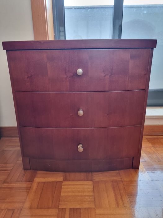 Cama de casal e mesinhas de cabeceira