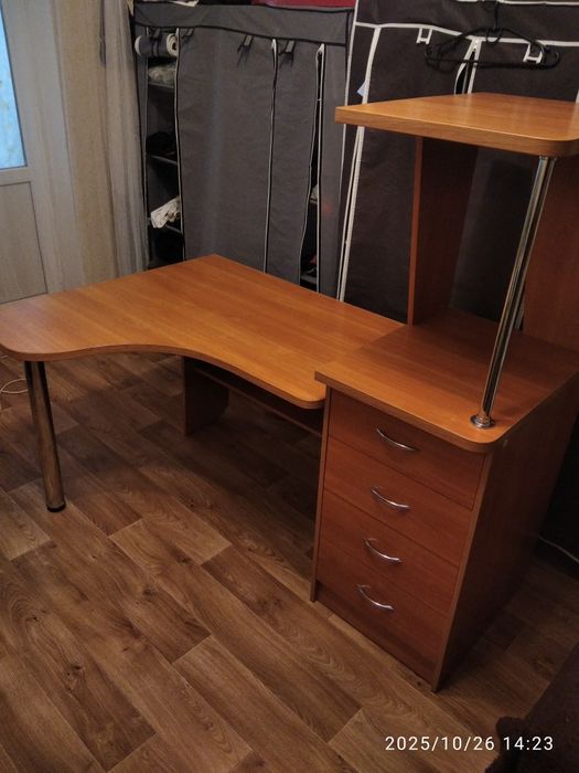 Стіл комп'ютерний письмовий, парта. Стол компьютерный письменный