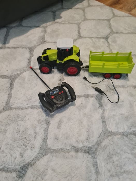 Traktor z przyczepą  sterowany , na pilota