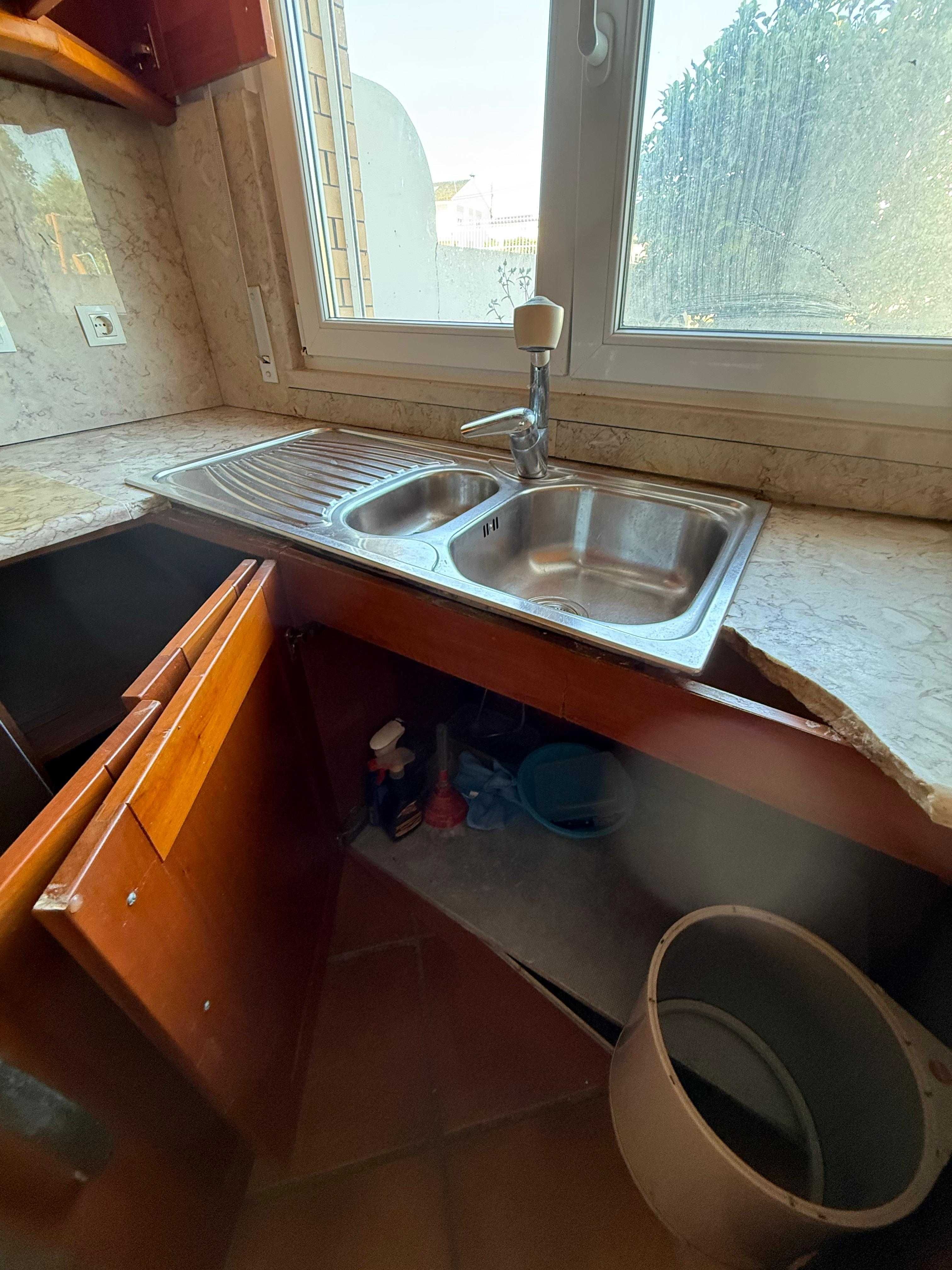 Cozinha completa com tampo e forro em Pedra Lioz
