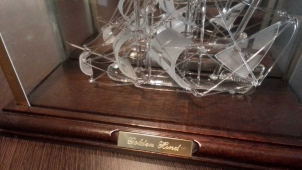 Miniatura de barco em cristal, com expositor em madeira