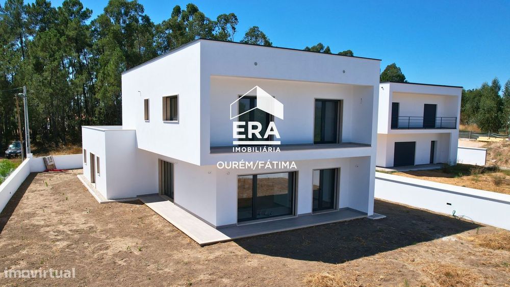 Moradia T3 + 1 implantada num lote de terreno de 790 m²