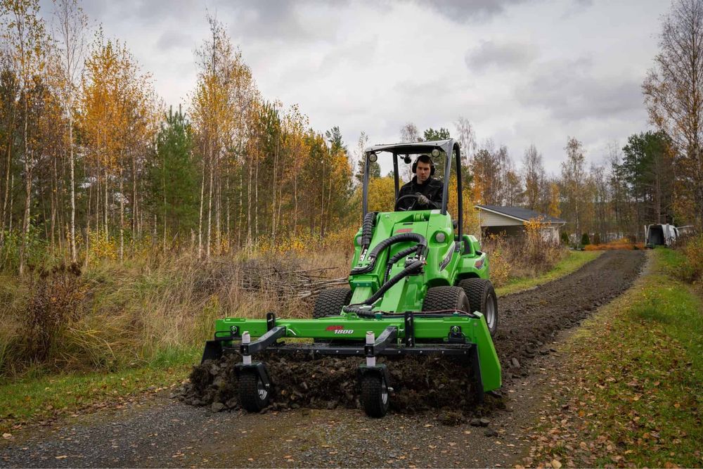 Prace ziemne, równanie terenu, zakładanie trawników, AVANT 635