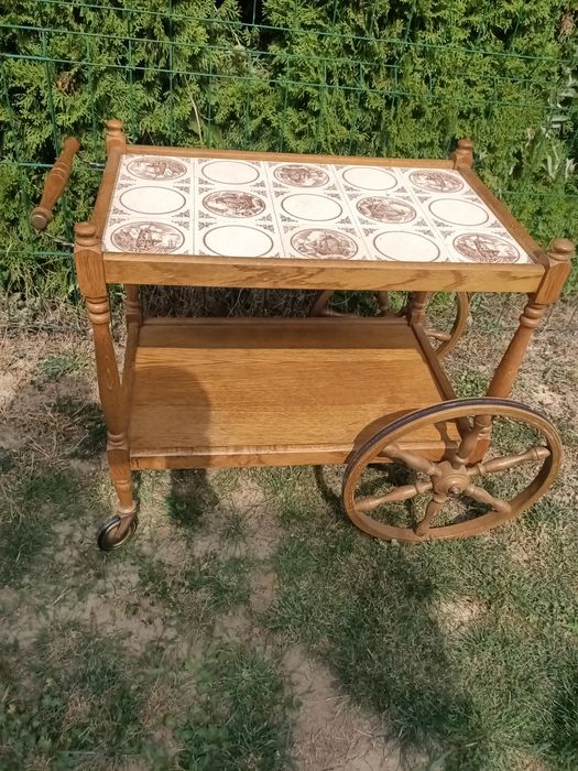 Drewniany stolik dekoracyjny