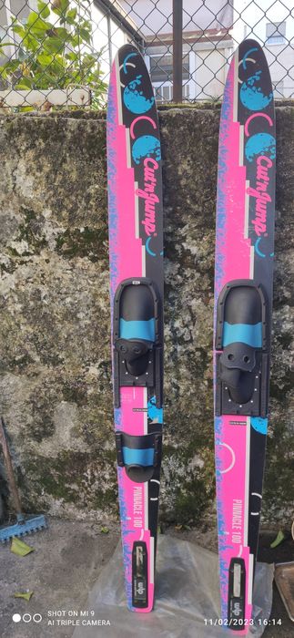 Skis com colete em bom estado