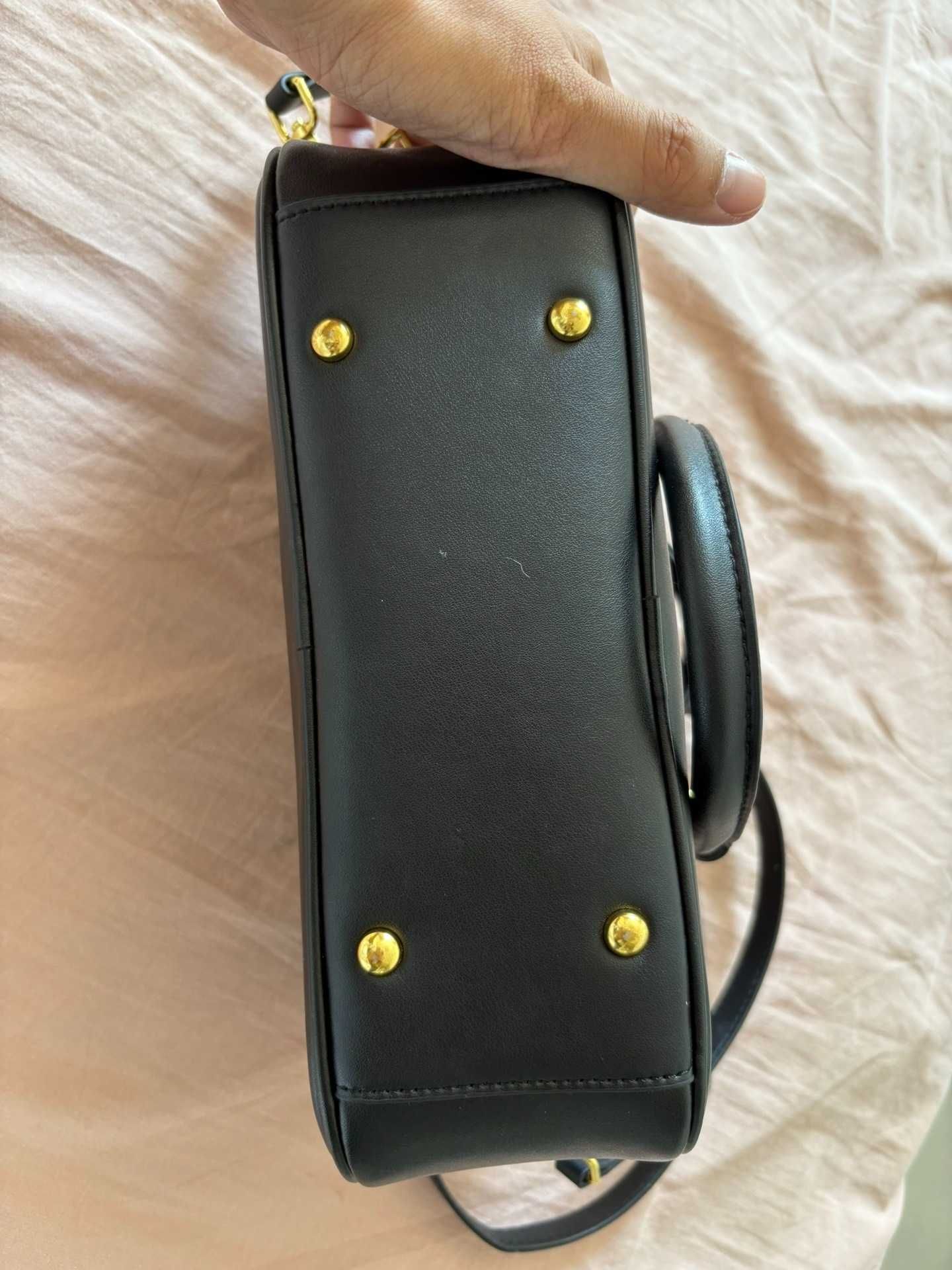 Elegancka torebka Miu Miu w czerni - ikona stylu premium