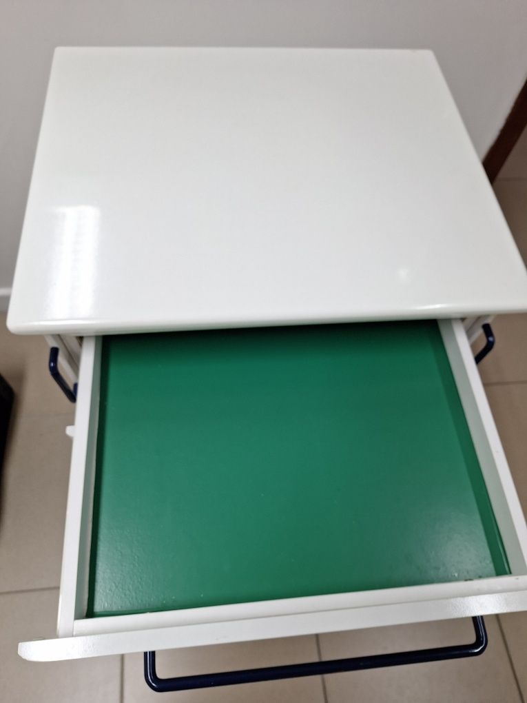 Armário  rodado de apoio em gabinete dentário ou ORL