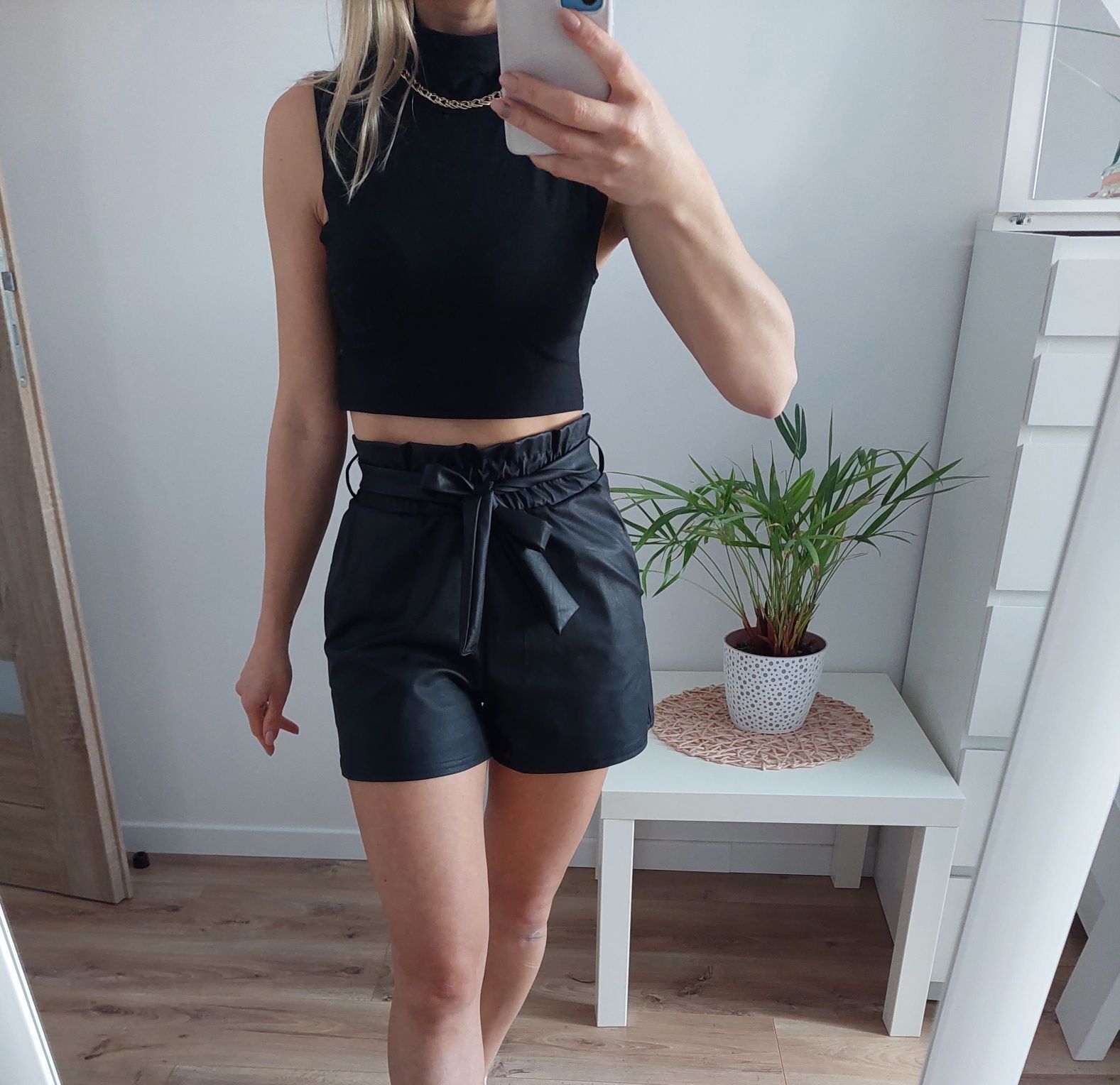 Krótka Czarna bluzka z golfem PrettyLittleThing