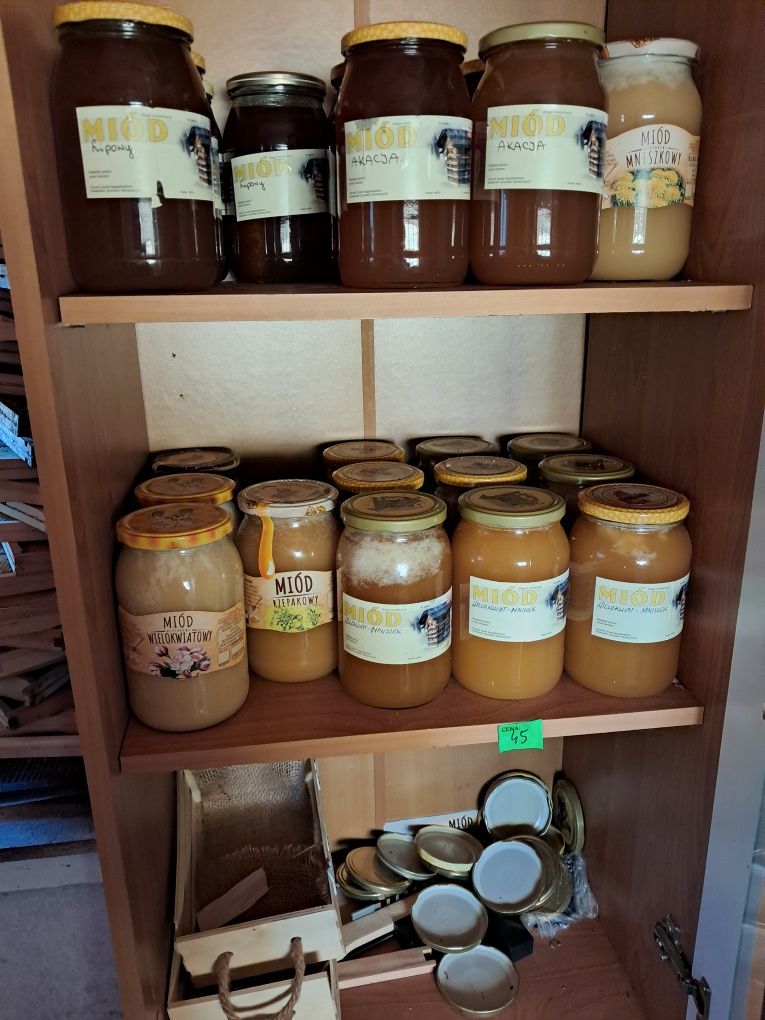 Miód z przydomowej pasieki.
