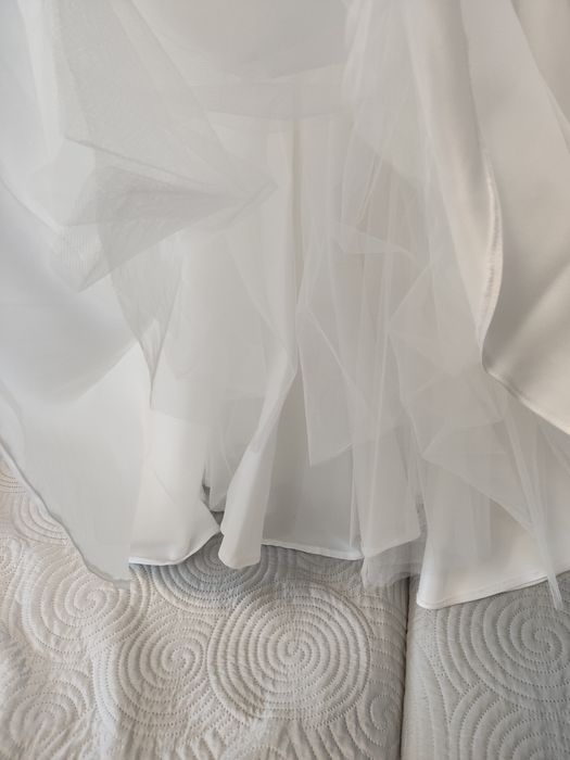 Gładka suknia ślubna że zdobionymi plecami r. 34/36