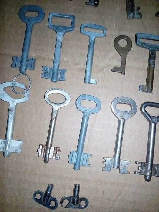 старинные ключи кол-во 25 шт. 1 лотом