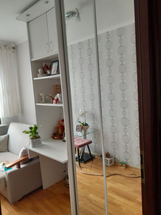 Szafa z półkami i biurkiem