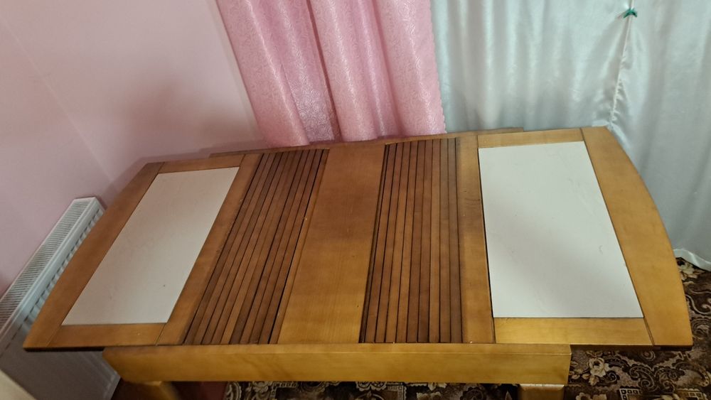 Продам стіл до кімнати.