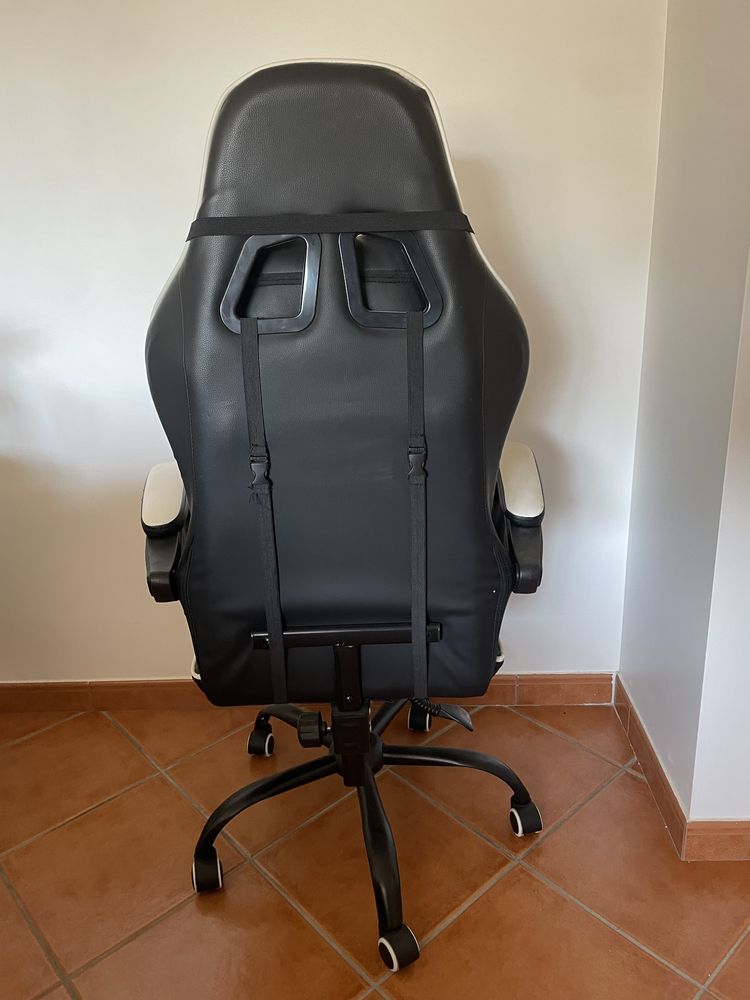 Cadeira Gaming com apoio para os pés
