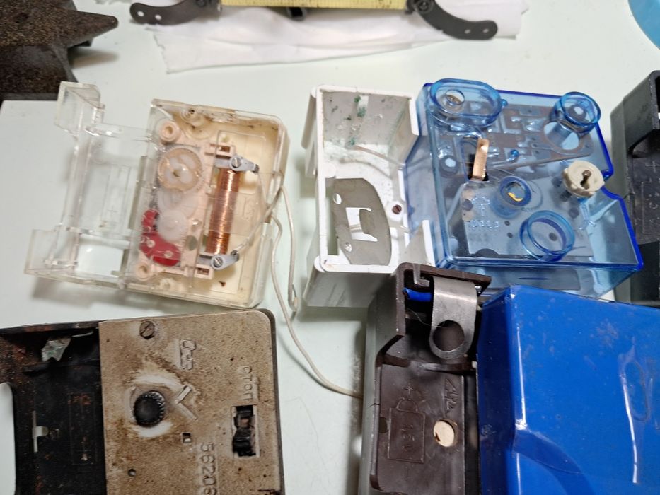 Механізми годинників під ремонт або запчастини