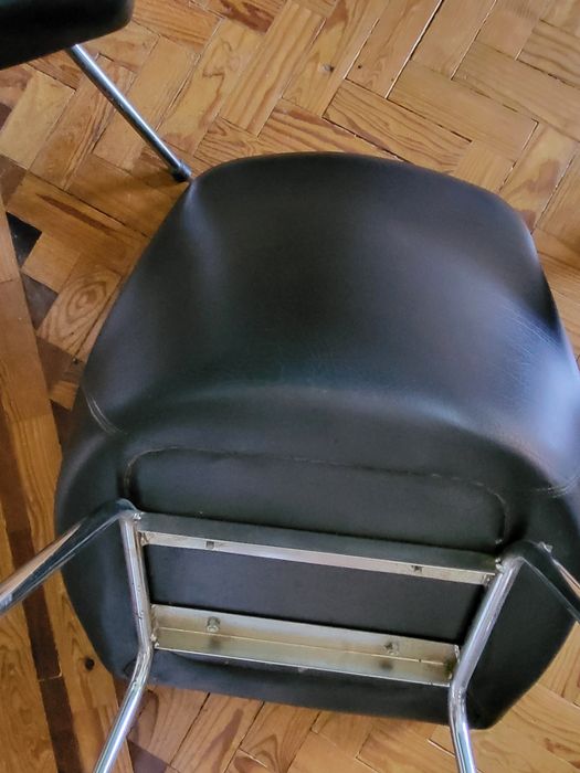 Cadeiras pretas (estilo AIRBORNE)