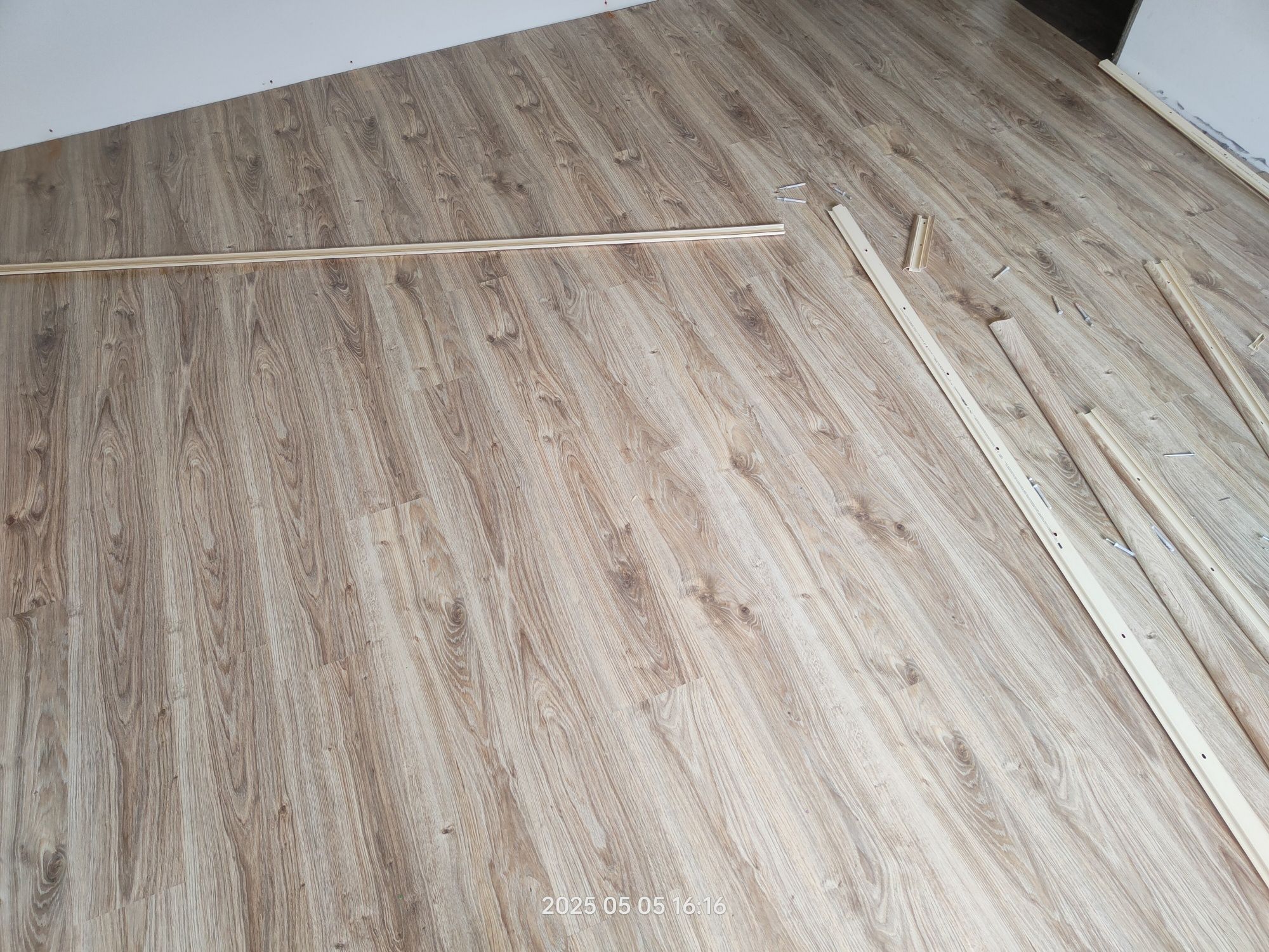 Panele podłogowe 20m2 z listwami i podkładem