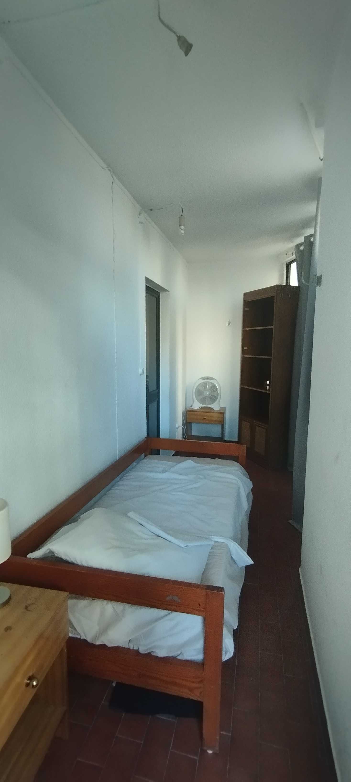 Alugo quarto pequeno