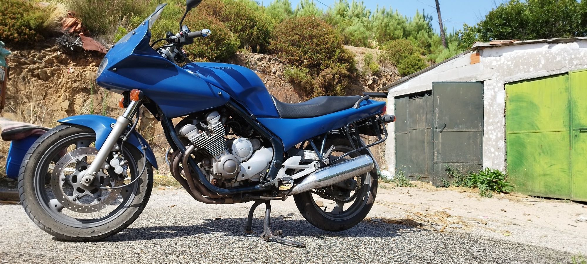 Yamaha XJ 600 com malas laterais