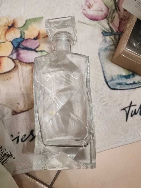 masywna, ciężka karafka ze szczelnie zamykanym korkiem.