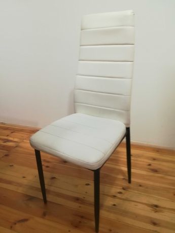 Krzesło tapicerowane białą ekoskórą, metalowe nogi,