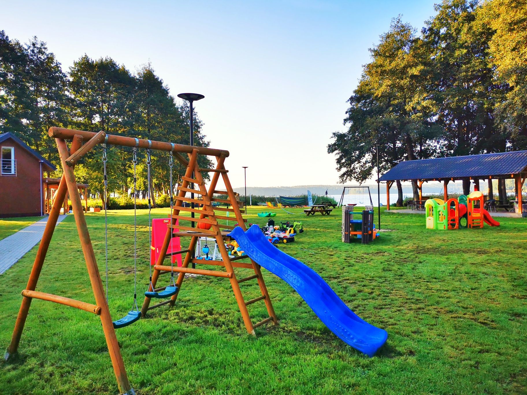 Domki nad jeziorem. PRYWATNA PLAŻA, balia z jacuzzi w cenie, SAUNA ZEW