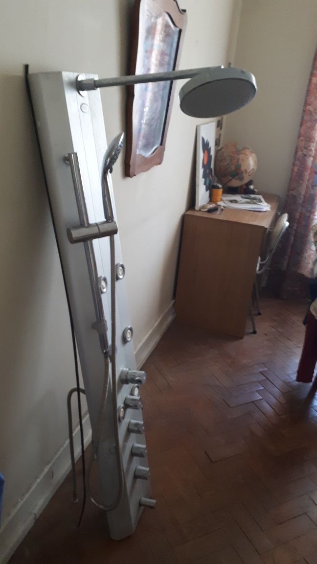 Coluna de chuveiro com hidromassagem  cor cromada