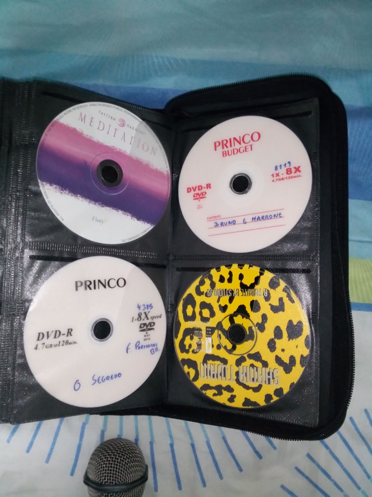 Microfone e DVDs de karaoke e musicais