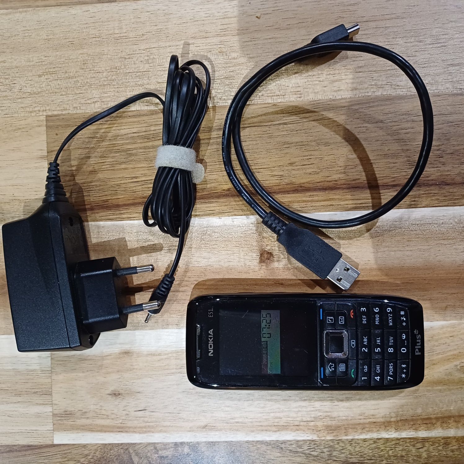 Nokia E51 z ładowarką i kablem USB