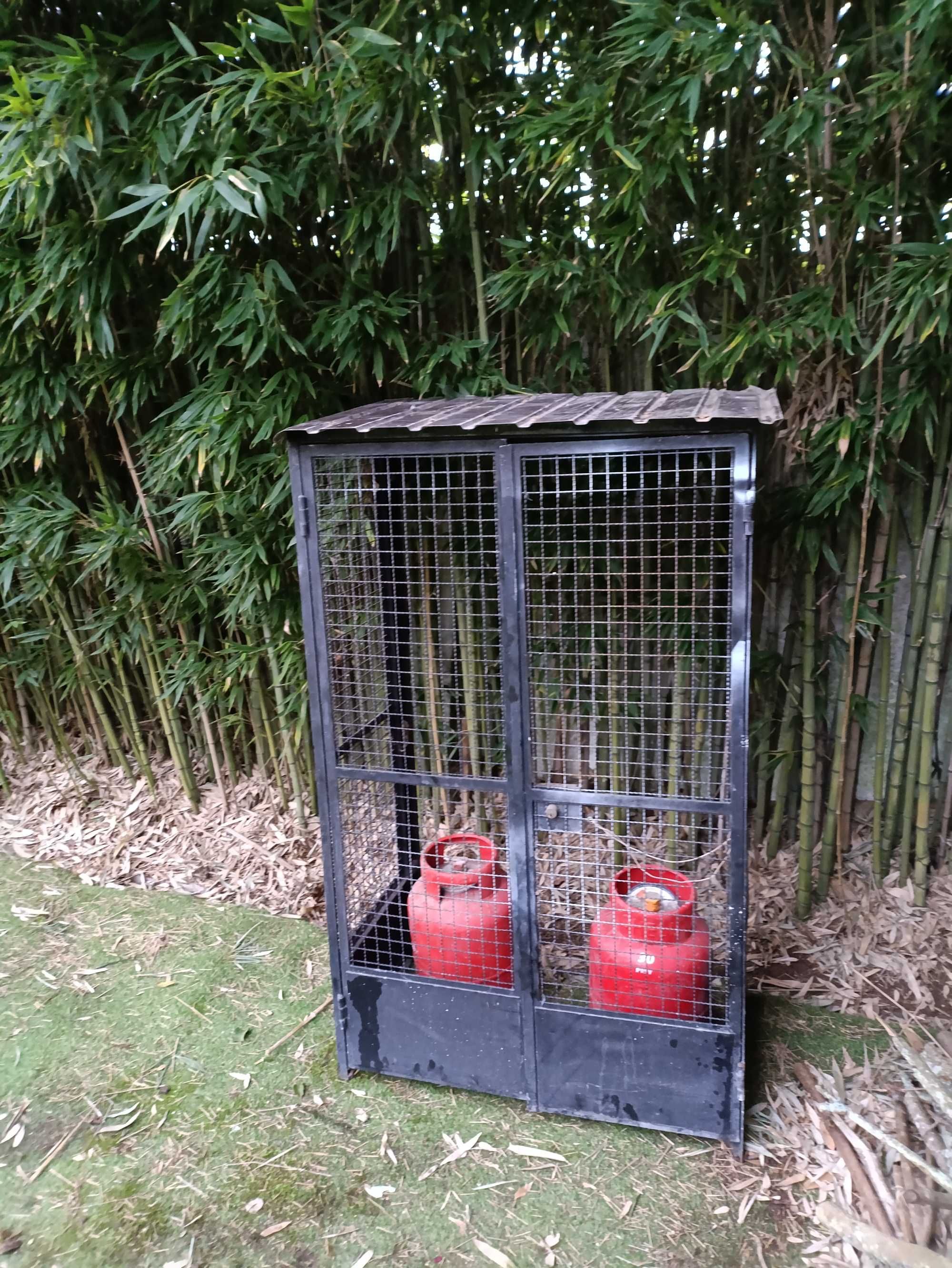 Gaiola de proteção para botijas de gás com fechadura