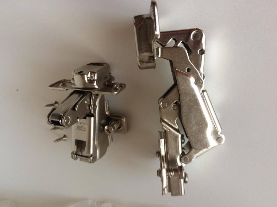 Dwa Zawiasy kątowe 175 stopni do drzwi narożnych F