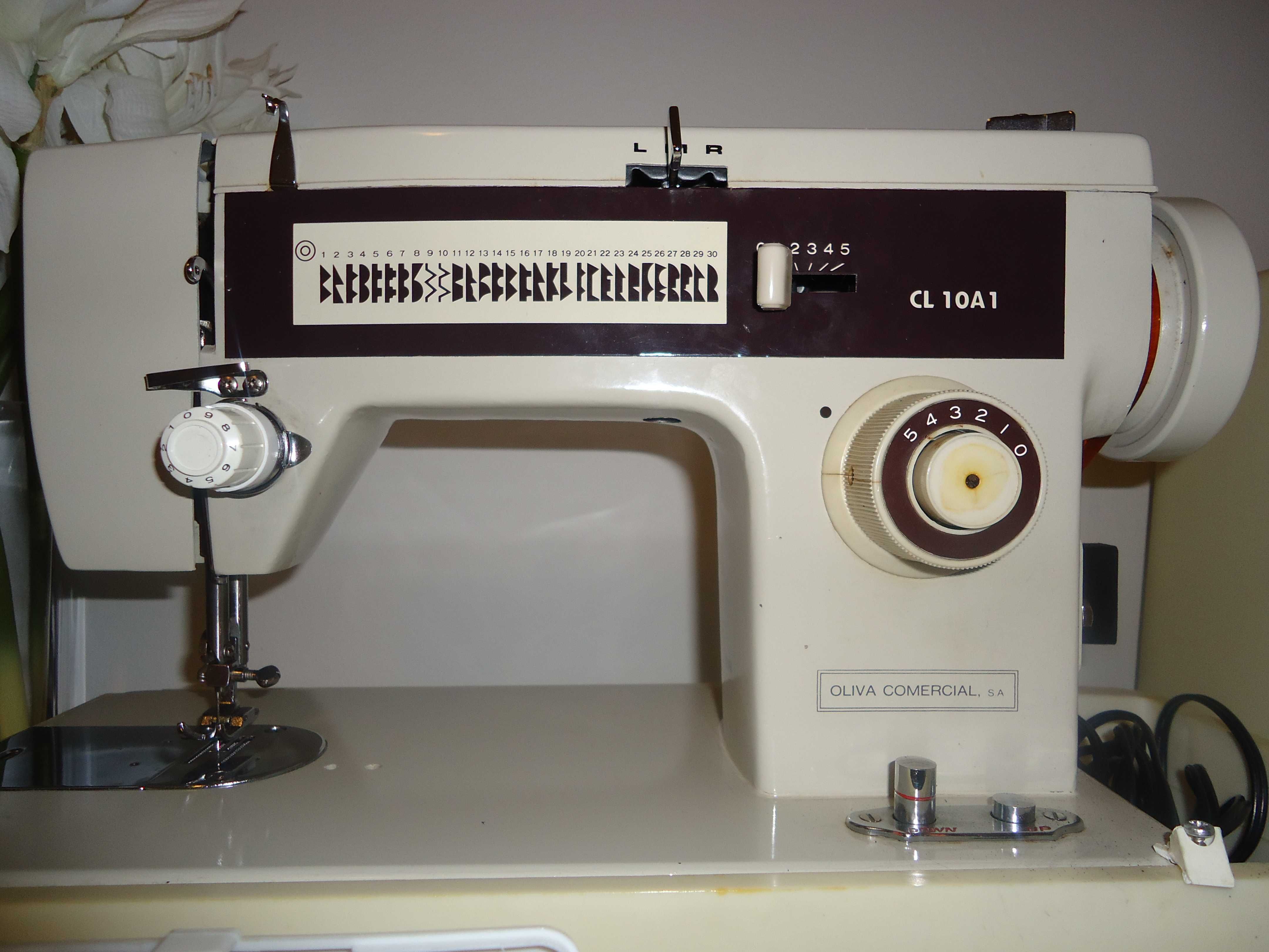 Máquina de costura Singer/Pouco uso/Ótimo estado