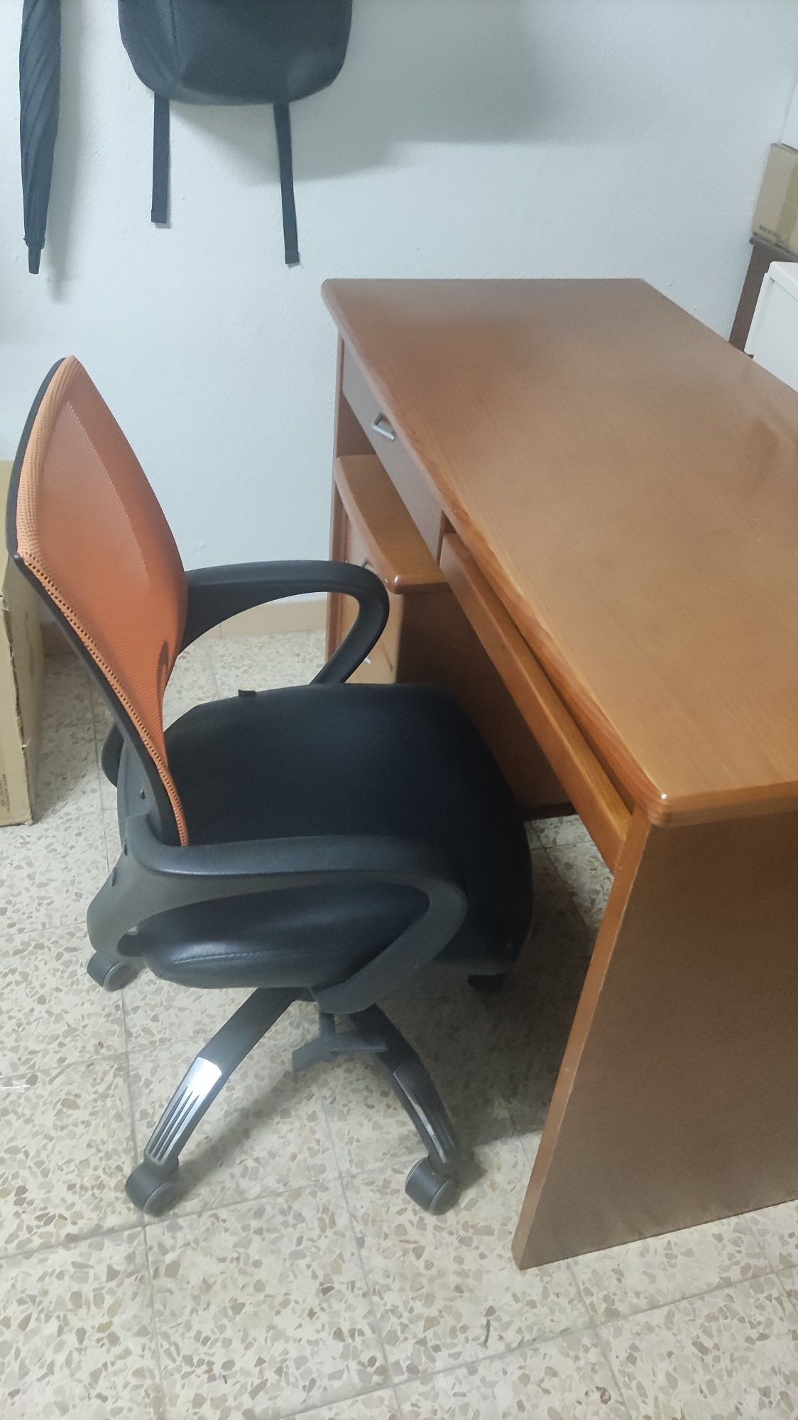 Secretaria com cadeira