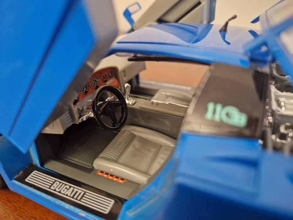 Лот №24 . Bugatti EB110. 1/18.Bburago